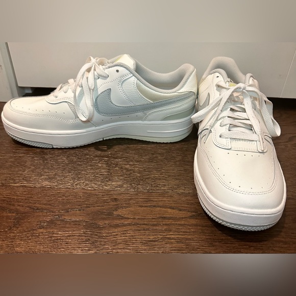 Nike Women’s Sneakers - Picture 2 of 5